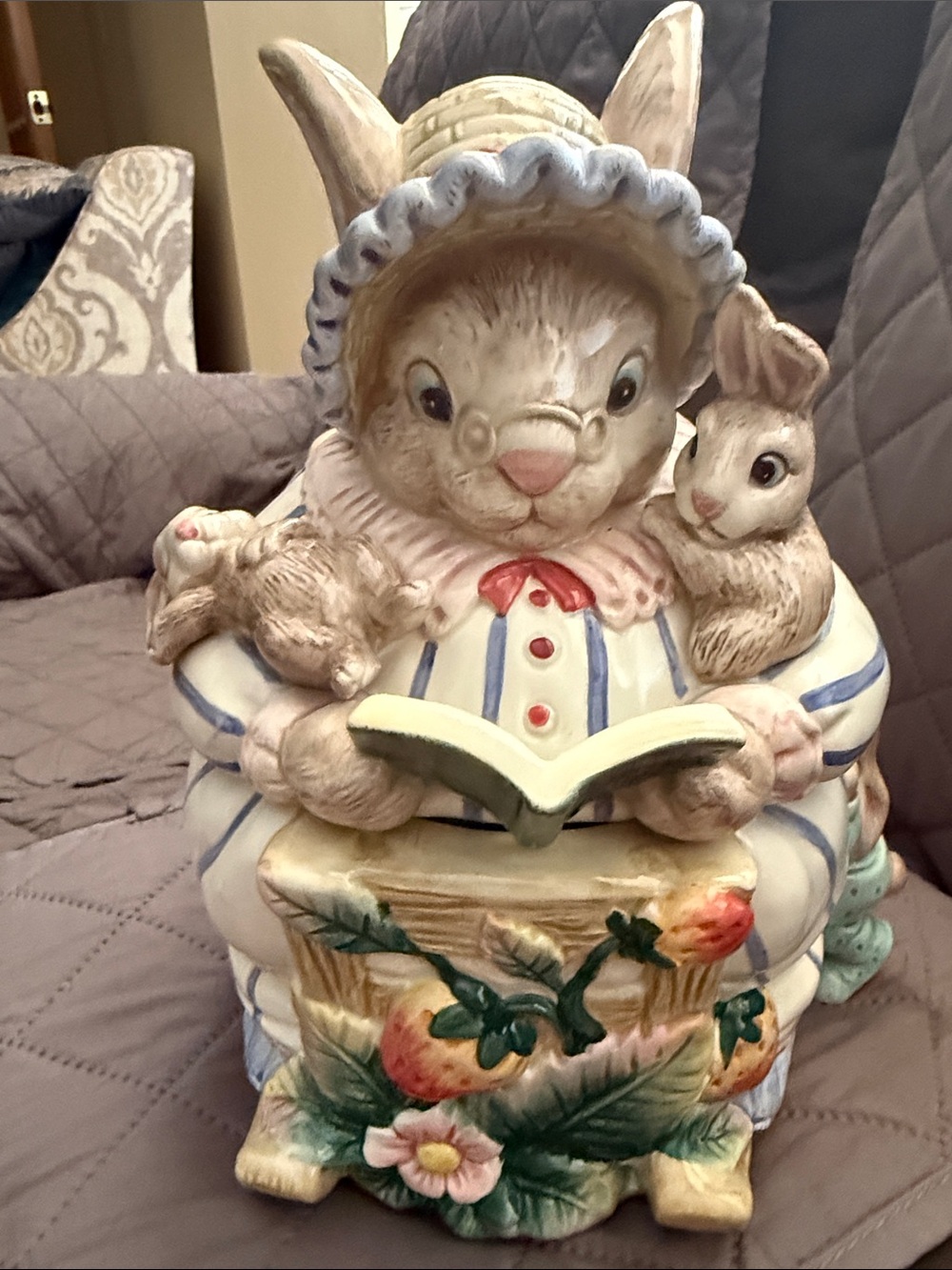 1992 FITZ & FLOYD Bonnet Hill Momma Bunny Rabbit Rocking Chair Rocker COOKIE